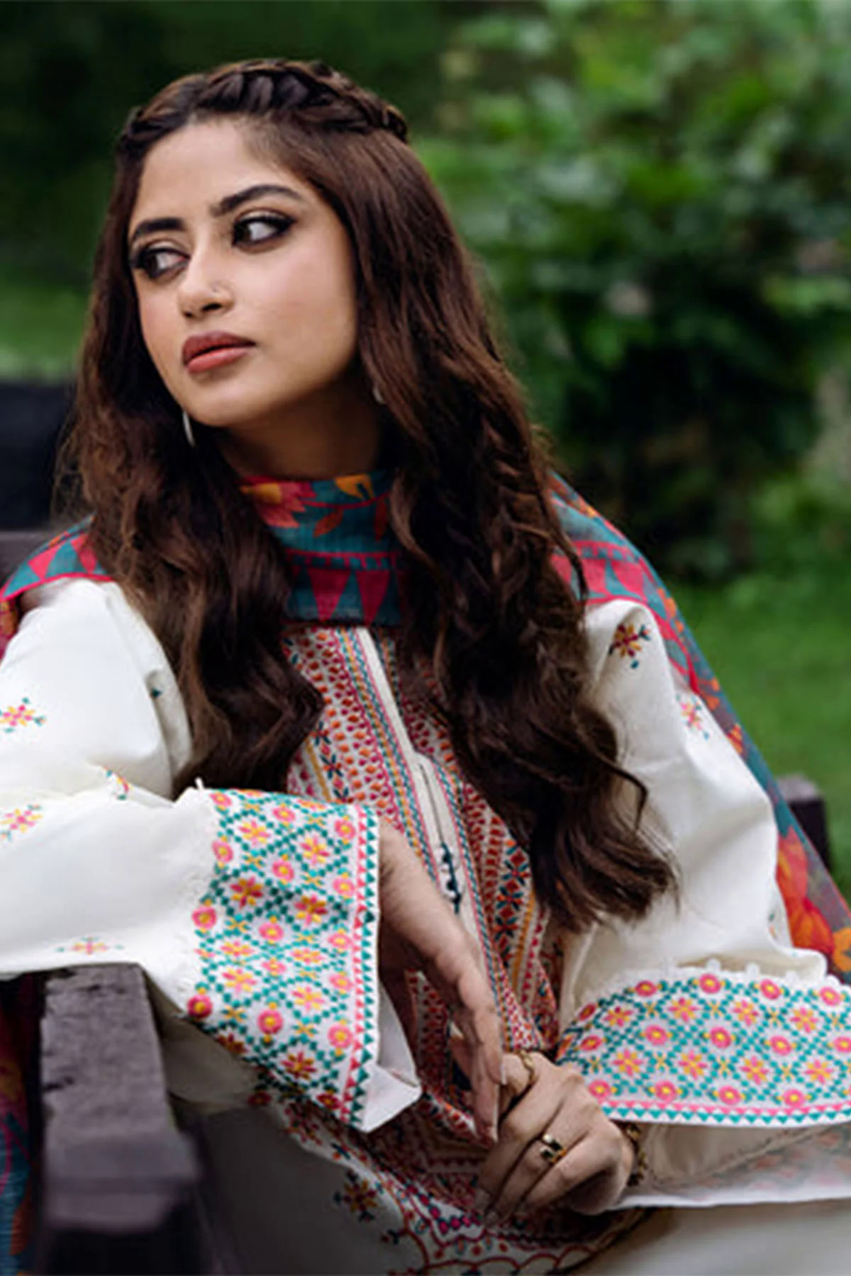 Sapphire White Embroidered Lawn 3pc with Bamber Chiffon Dupatta- GA2011 Sapphire White Embroidered Lawn 3pc with Bamber Chiffon Dupatta- GA2011