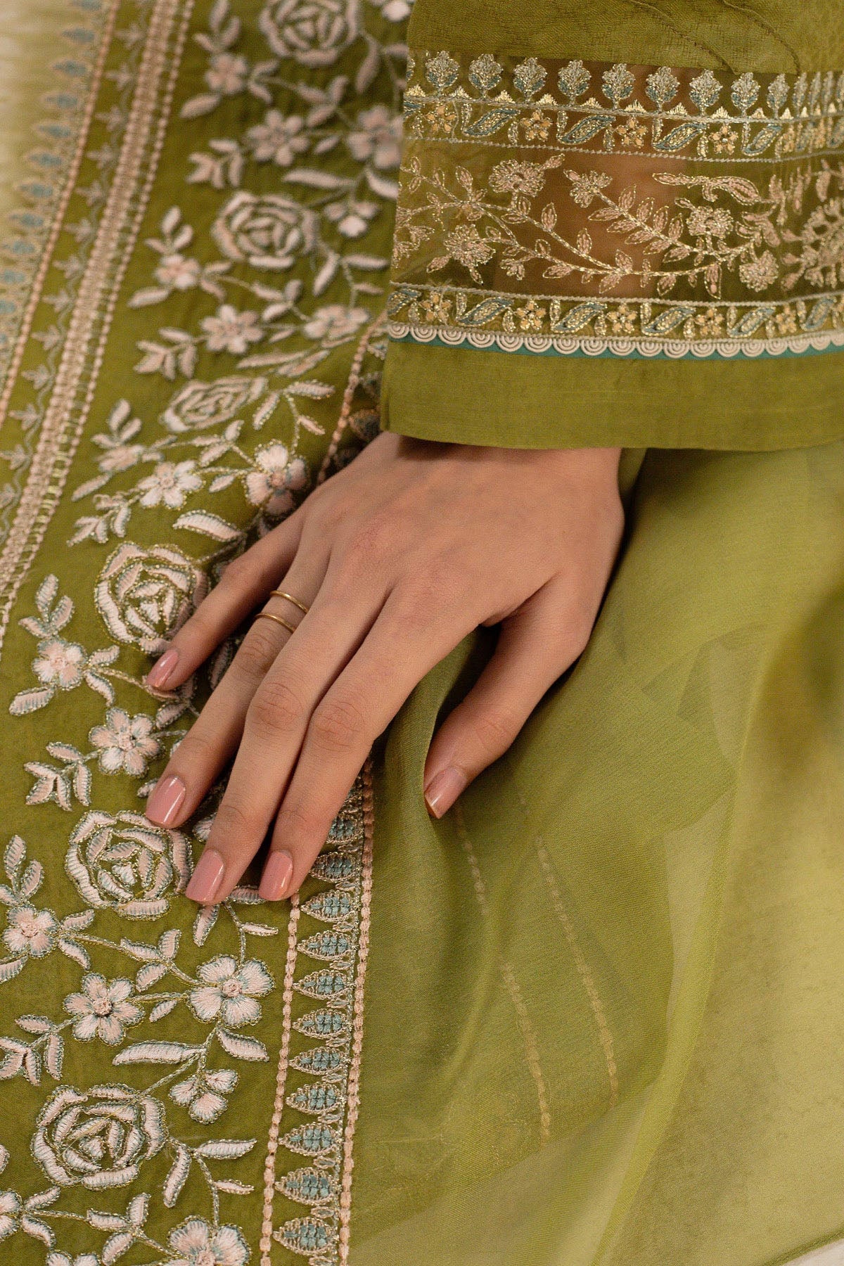 Embroidered Lawn 3pc with Embroidered Chiffon Dupatta- GA1900